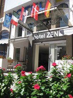 Un hotel llamado "hotel ZEND" con banderas de varios países a la vista.