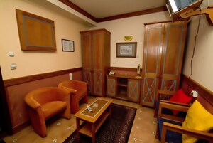Una sala de estar acogedora con muebles de madera, una mesita y un sofá.