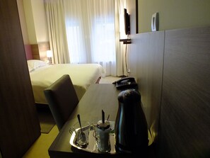 Minibar, Zimmersafe, individuell dekoriert, individuell eingerichtet