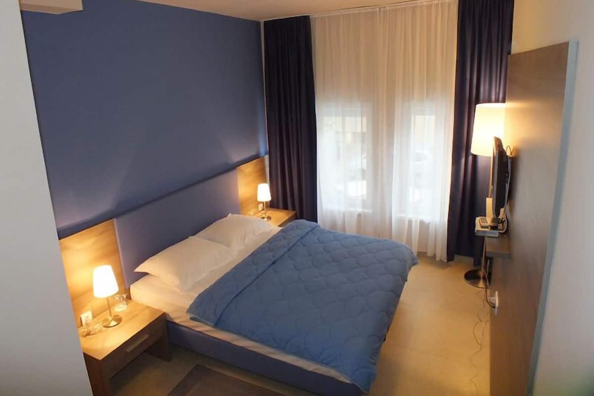Double Room | Minibar, in-room safe, individually decorated, individually furnished