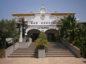 A building with a sign reading "Los Corzos La Palma". - Hotel La Palmosa (Alcala de los Gazules)