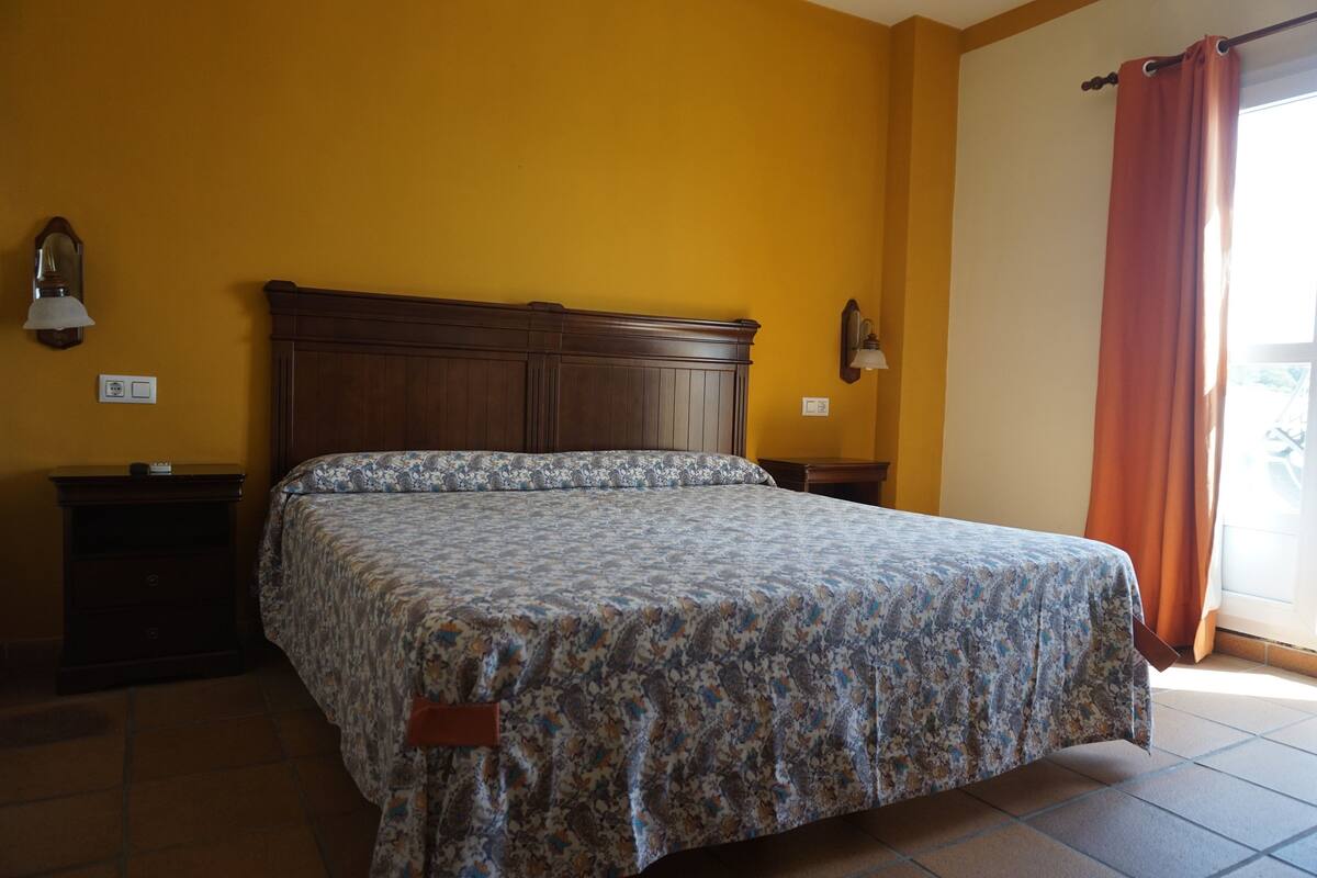 Habitación doble | 1 dormitorio, edredones de plumas, colchones con acolchado adicional