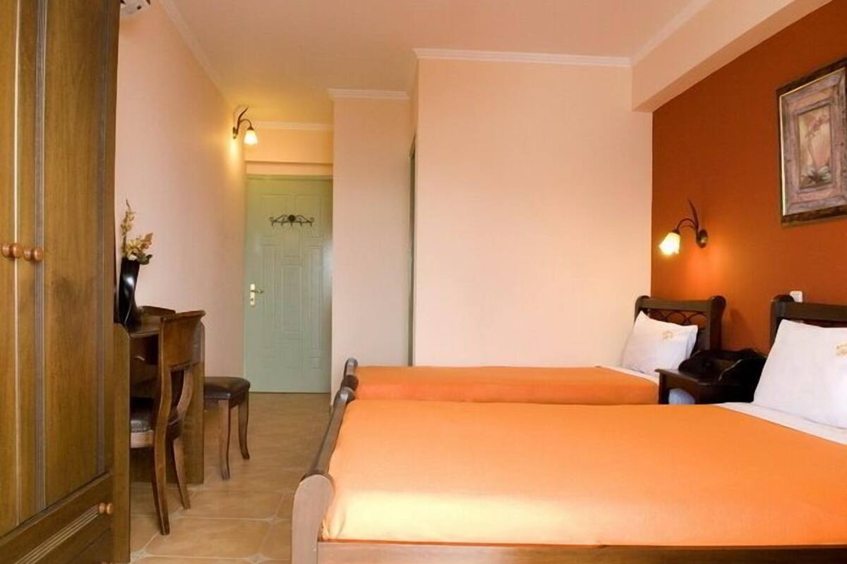 In-room safe, desk, free WiFi