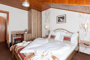 Double Room | Hypo-allergenic bedding, pillowtop beds, blackout drapes, free WiFi - Pension Goralturist (Zdiar)