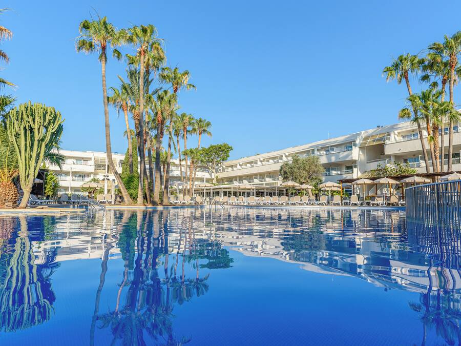 Kolam renang indoor dan 2 kolam renang outdoor, dengan kursi berjemur