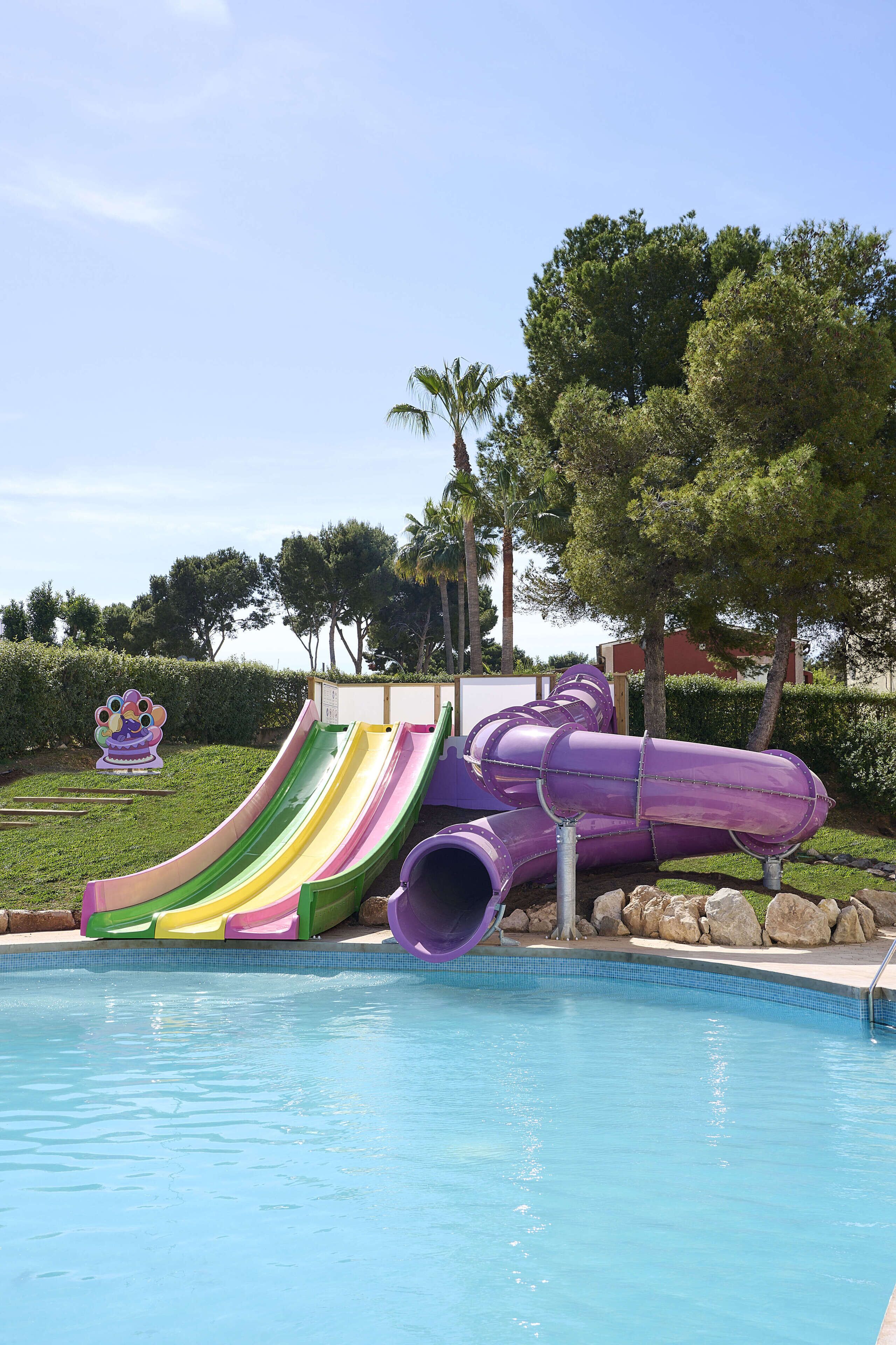 Indoor pool, 2 outdoor pools, pool loungers