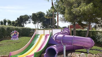 Indoor pool, 2 outdoor pools, pool loungers