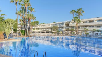 Indoor pool, 2 outdoor pools, pool loungers