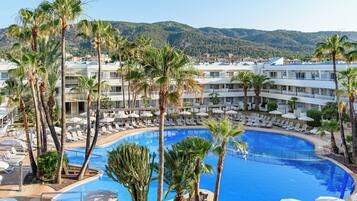 Piscina coberta, 2 piscines a l'aire lliure i gandules