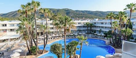 Indoor pool, 2 outdoor pools, pool loungers