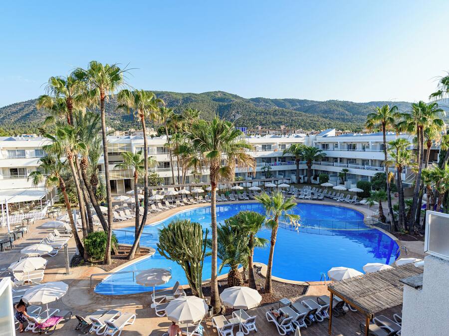 Una piscina techada, 2 piscinas al aire libre