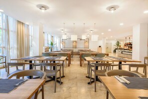 2 restaurantes; se sirven desayunos, almuerzos, cenas y cocina española 