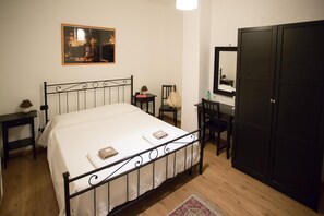 Luxe beddengoed, bedden met traagschuimmatrassen, een bureau