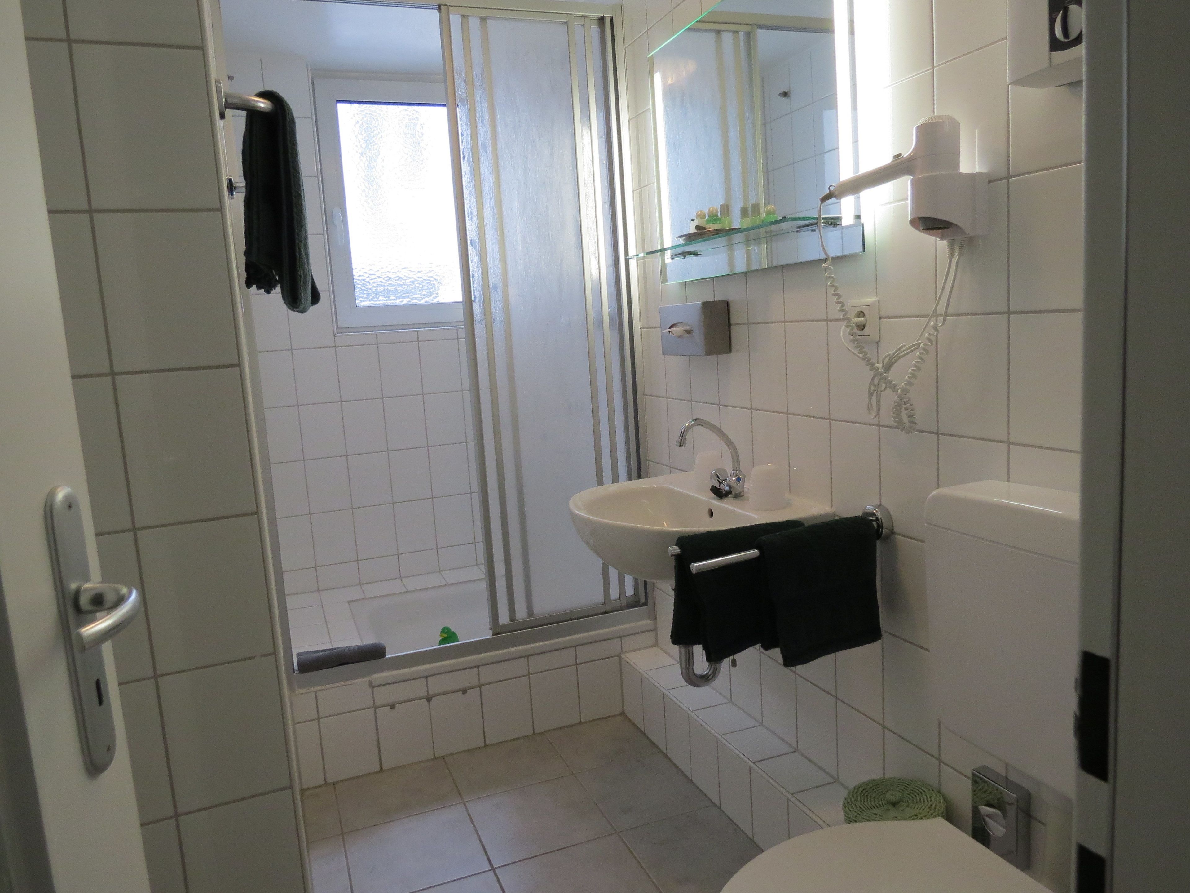 city apartment, 1 bedroom, kitchen, city view | bathroom | shower, free toiletries, hair dryer, bathrobes