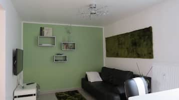 City-Apartment, 1 Schlafzimmer, Küche, Stadtblick | Wohnzimmer | 32-Zoll-Flachbildfernseher mit Satellitenempfang, Fernseher