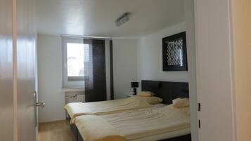 City-Apartment, 1 Schlafzimmer, Küche, Stadtblick | Wohnbereich | 32-Zoll-Flachbildfernseher mit Satellitenempfang, Fernseher