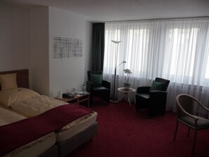 Premium bedding, in-room safe, individually furnished, desk - Hotel Sechzehn (Leverkusen)