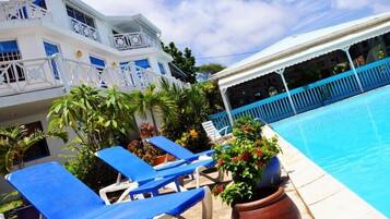 Outdoor pool, pool umbrellas, sun loungers