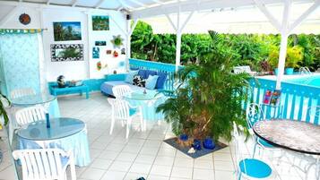 Daily full breakfast (EUR 10 per person)