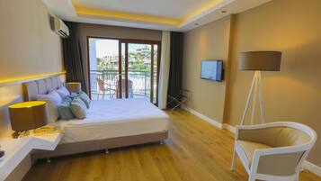 Minibar, brankas, meja kerja, dan tempat tidur bayi gratis