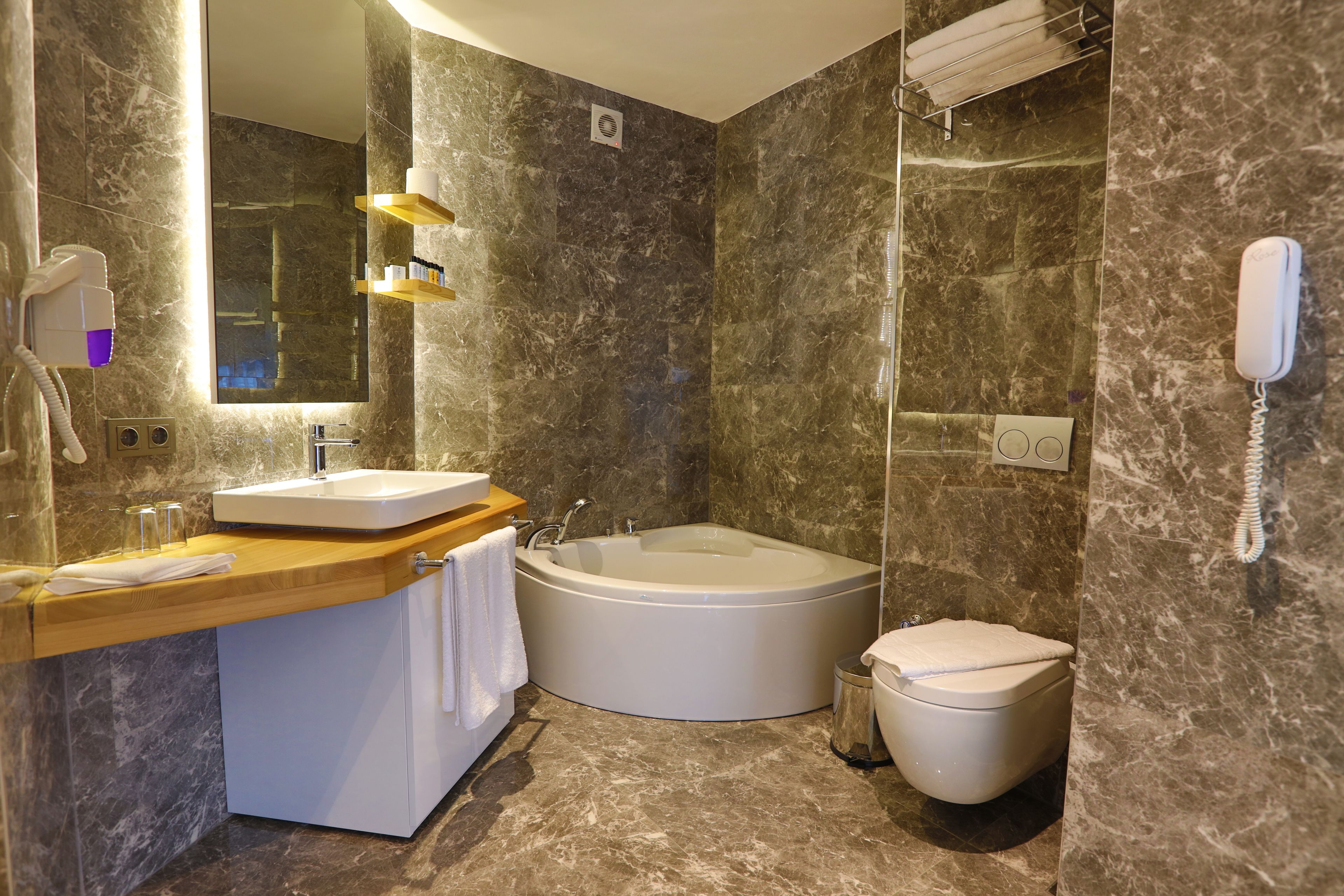 suite, sea view | bathroom | rainfall showerhead, free toiletries, hair dryer, bathrobes