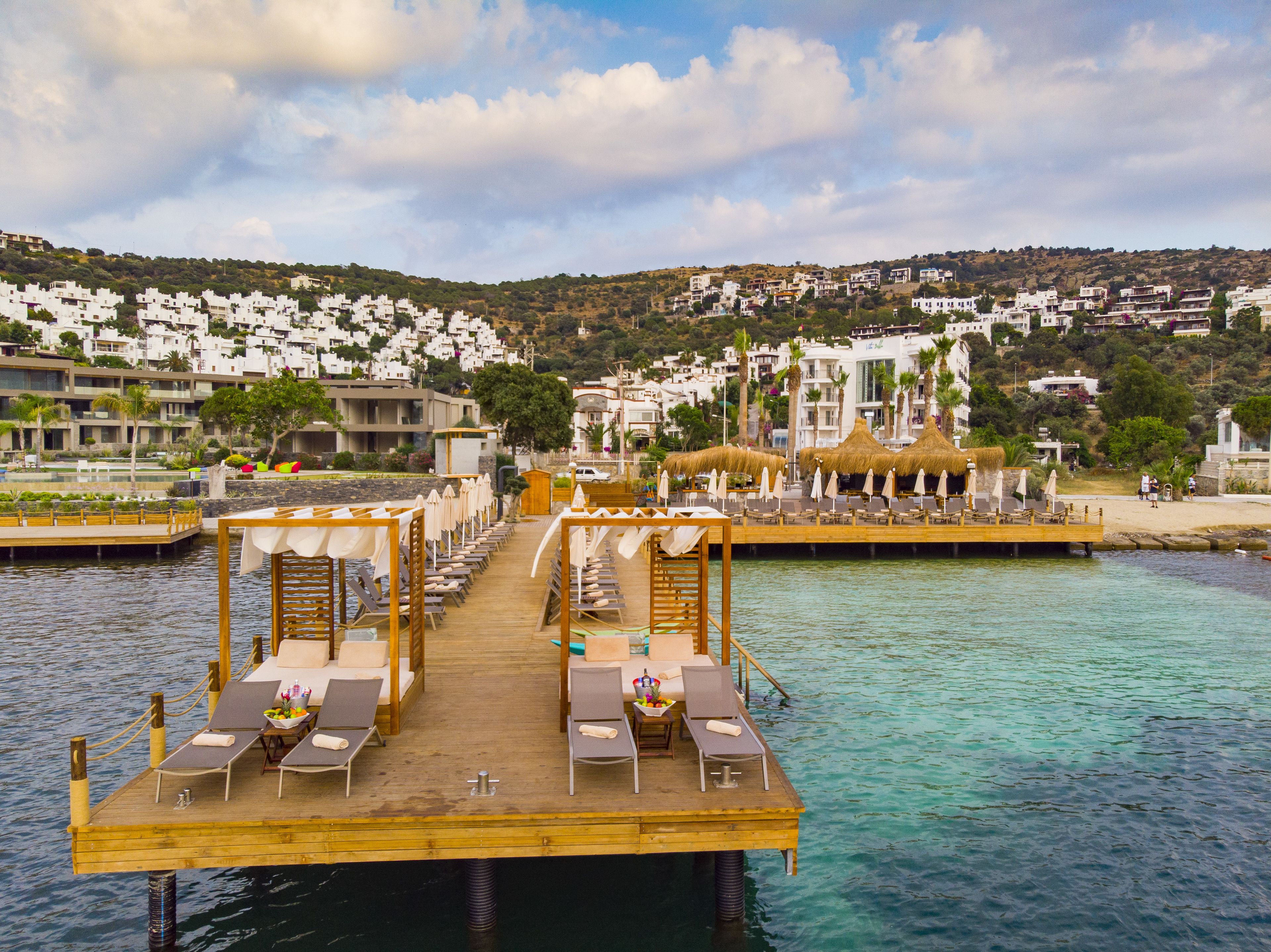 Sajian masakan internasional dengan pemandangan pantai 