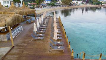 Playa privada, camas de playa gratuitas, camastros y sombrillas