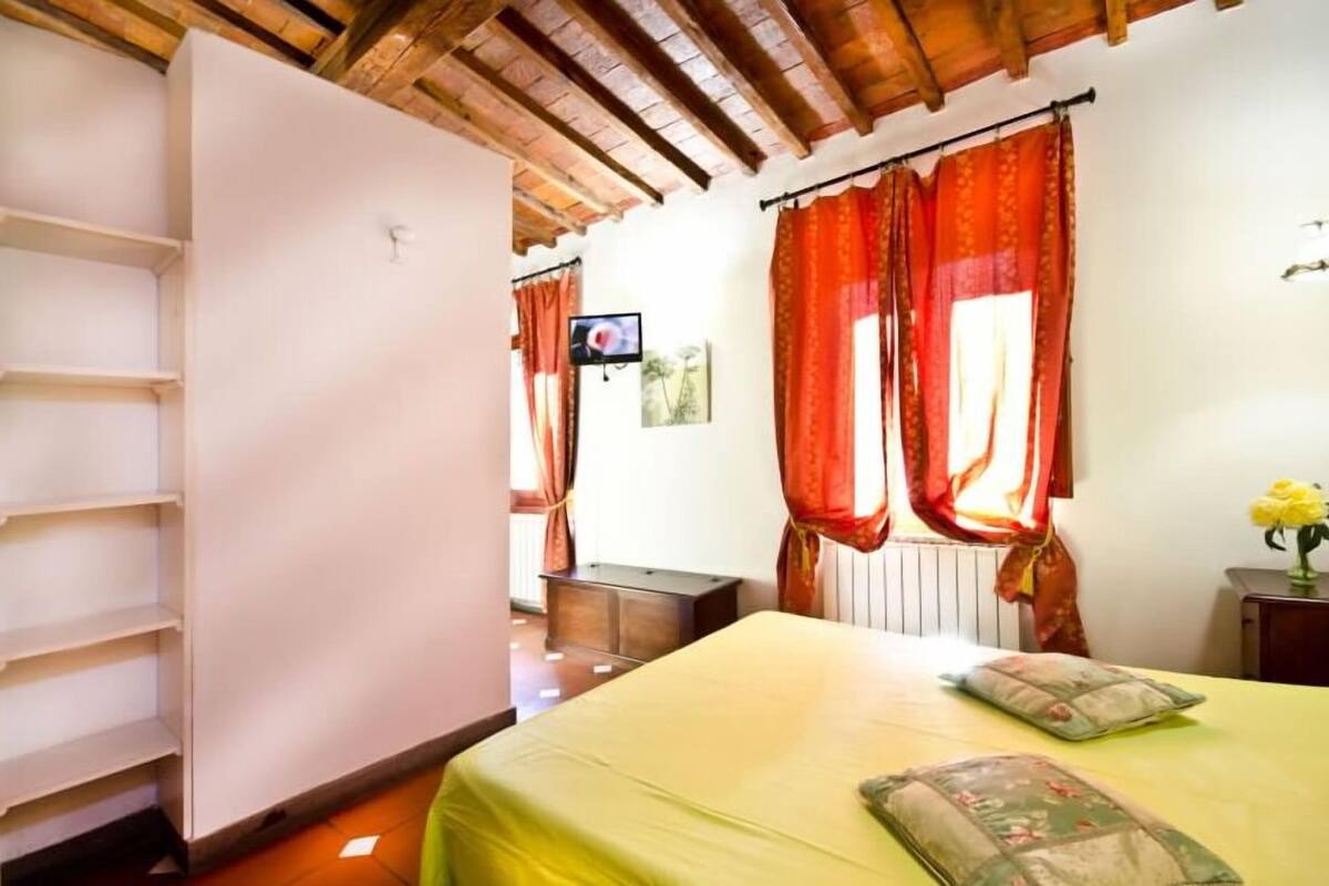 Basic Studio Apartment (4 People, Via Guelfa) | مكتب وأسرّة قابلة للطي وواي فاي