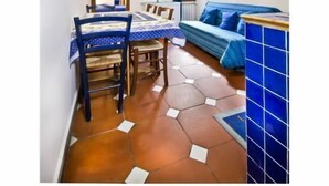 Desk, rollaway beds (surcharge), WiFi (surcharge) - Max Apartments (Florence)