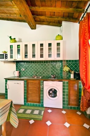 Basic Studio Apartment (4 People, Via Guelfa) | Private kitchenette | Full-sized fridge, microwave, espresso maker
