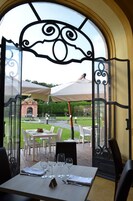 Aperto a colazione e pranzo, cucina italiana, con vista sul giardino 