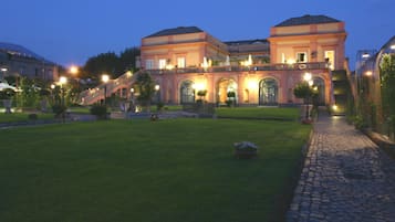 Fachada del alojamiento - Noche