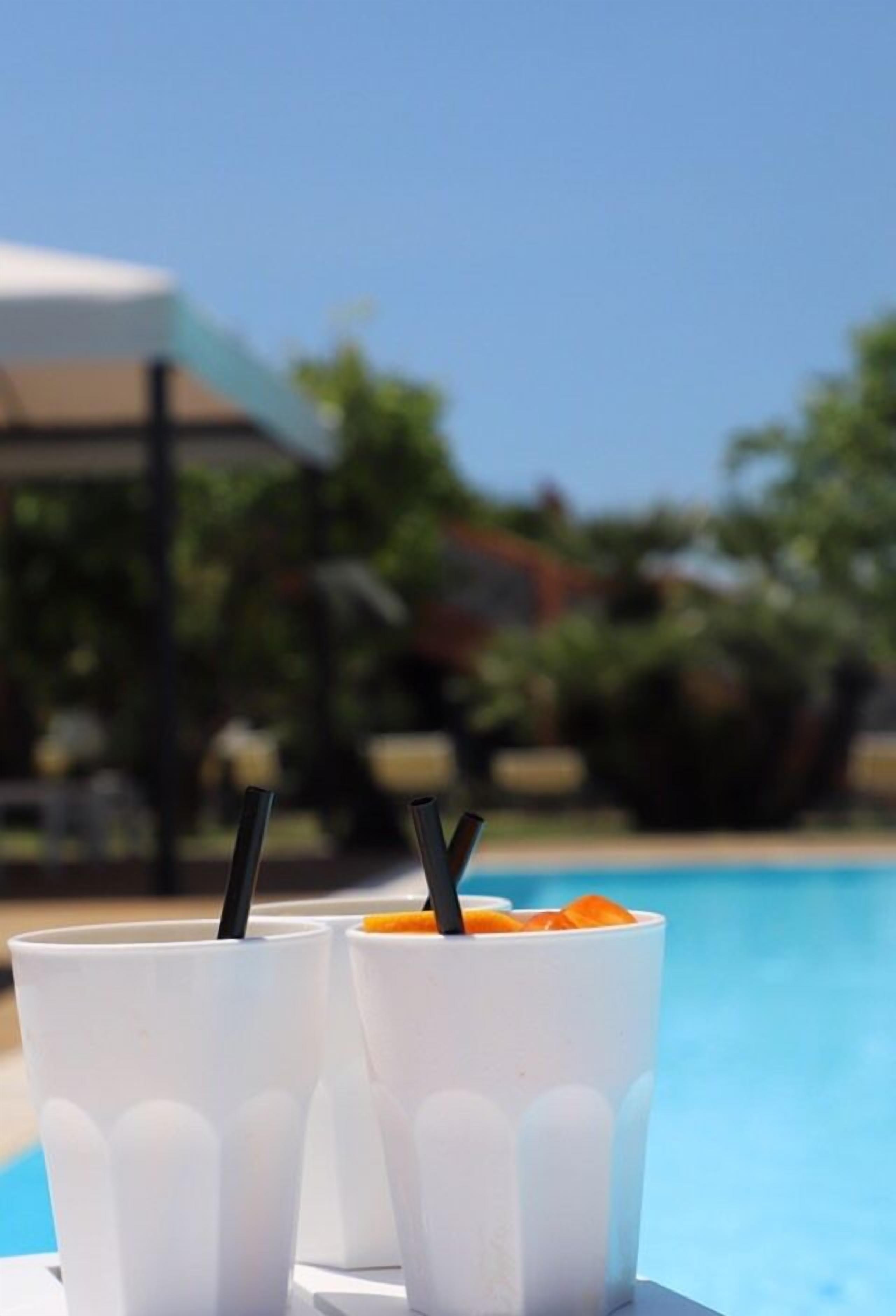 Piscina stagionale all'aperto, lettini