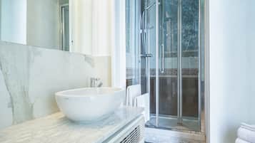Deluxe-Doppelzimmer | Badezimmer | Kostenlose Toilettenartikel, Haartrockner, Bidet, Handtücher