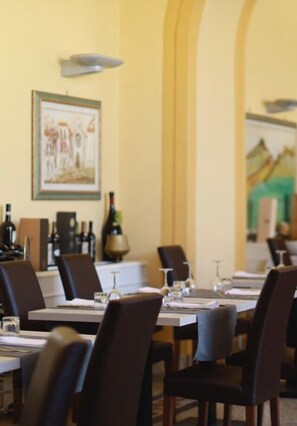 Aperto a colazione e pranzo, cucina italiana, con vista sul giardino 