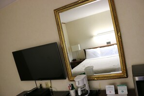 標準客房, 1 張加大雙人床 | 書桌、熨斗/熨衣板、折疊床/加床、免費無線上網