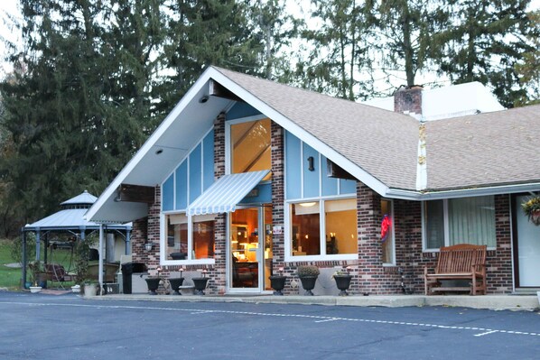 住宿正面 (夜晚)