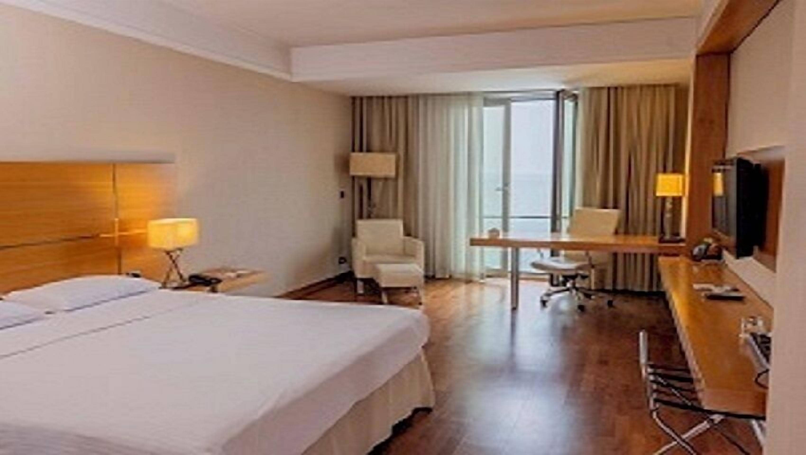 superior double or twin room, 1 bedroom | minibar, in-room safe, desk, laptop workspace