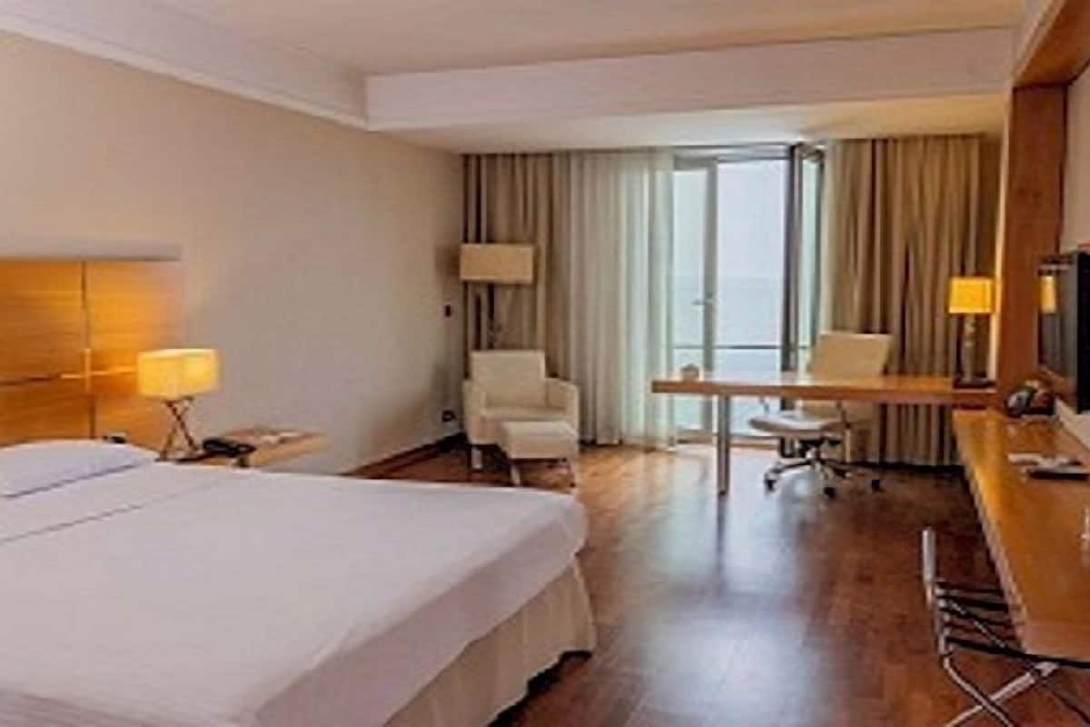superior double or twin room, 1 bedroom | minibar, in-room safe, desk, laptop workspace