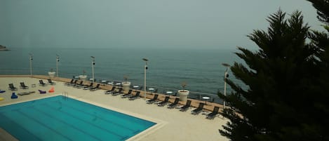 Piscine extérieure (ouverte en saison), parasols de plage