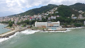 Uma cidade costeira com um hotel de destaque e design moderno, localizado perto da orla.