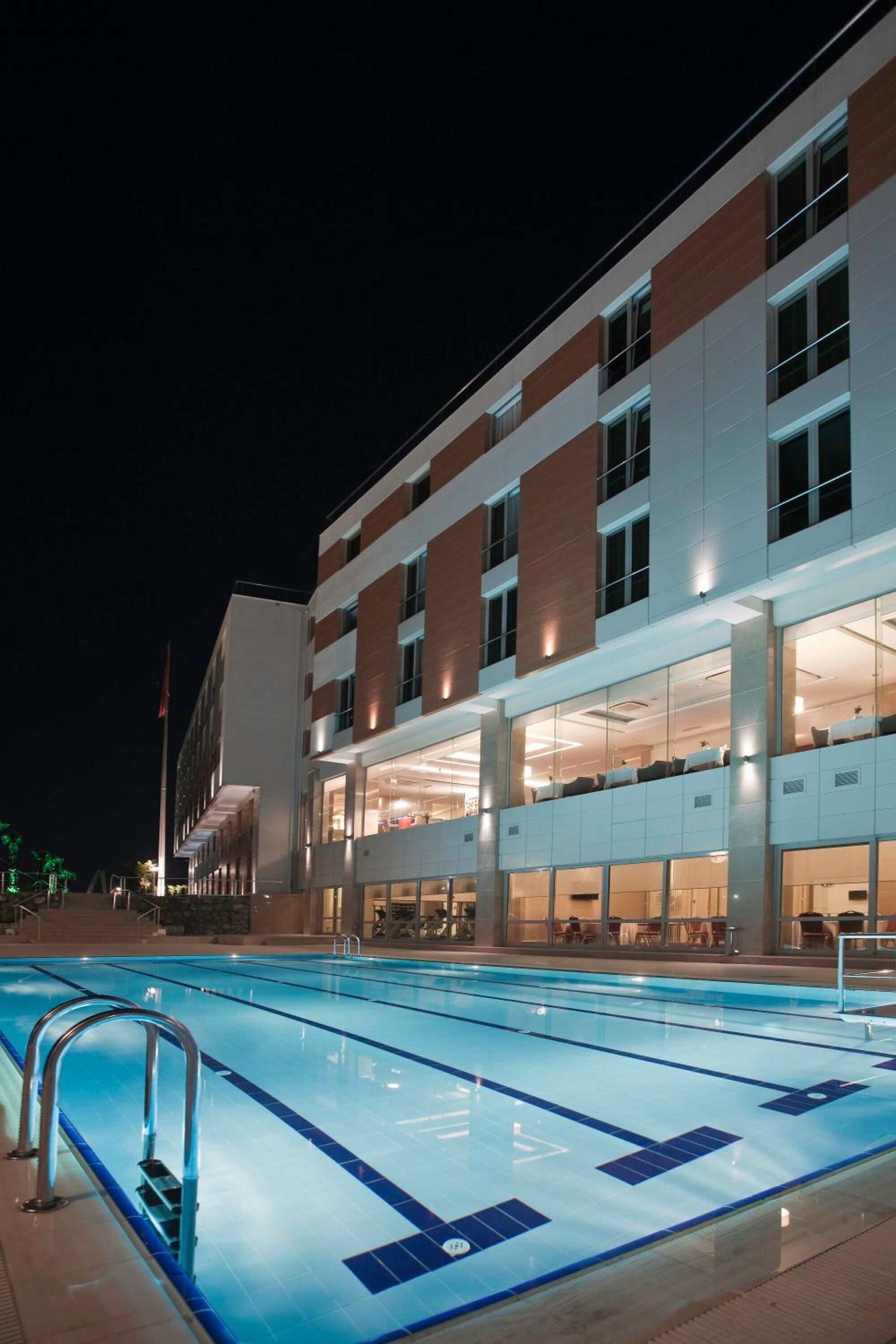 Seasonal outdoor pool, pool umbrellas, sun loungers