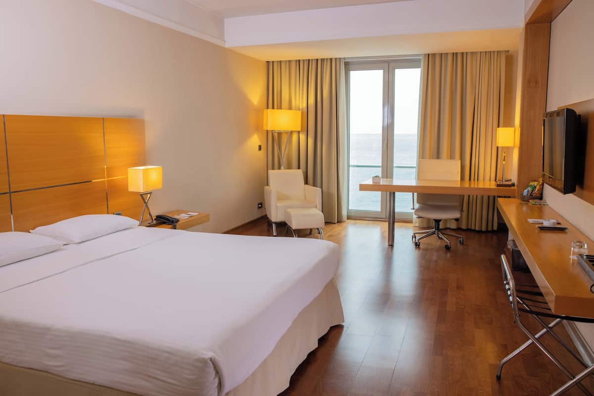 deluxe room | minibar, in-room safe, desk, laptop workspace