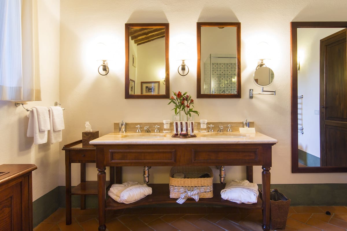 suite (riserva) | bathroom | shower, rainfall showerhead, hair dryer, bathrobes