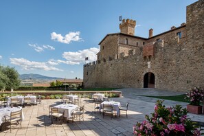 2 restaurants, lunch, dinner served; Italian cuisine 