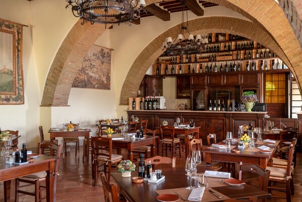 2 restaurants, lunch, dinner served; Italian cuisine