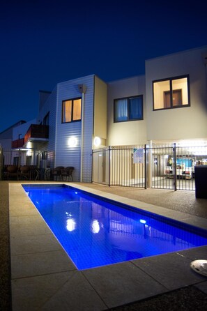 Outdoor pool - Quest Bendigo Central (Bendigo)