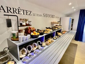 Daily buffet breakfast (EUR 12.90 per person) - Kyriad La Fleche (La Flèche)
