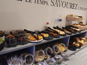 Buffet déjeuner (12.90 EUR par personne)