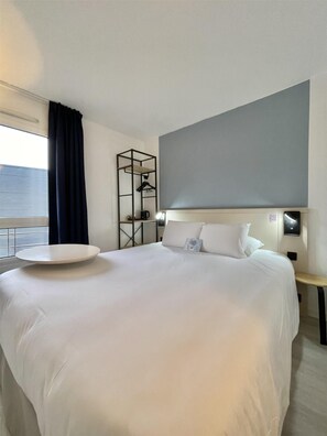 Habitación estándar, 1 cama doble | Ropa de cama de alta calidad, cortinas opacas, sistema de insonorización